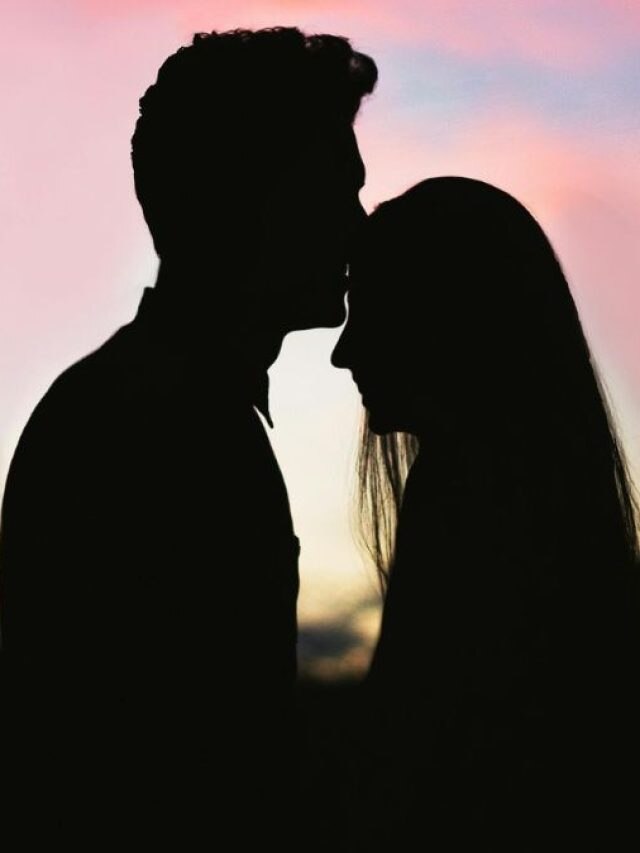 Kiss Day Shayari: पंखुड़ी इक गुलाब की सी है... दिल को छू जाएंगे ये शेर