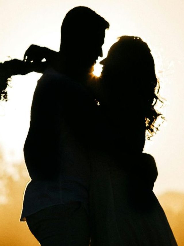 Hug Day Shayari: गले तो लगता है आगोश में नहीं आता, दिल छू लेंगे ये शेर