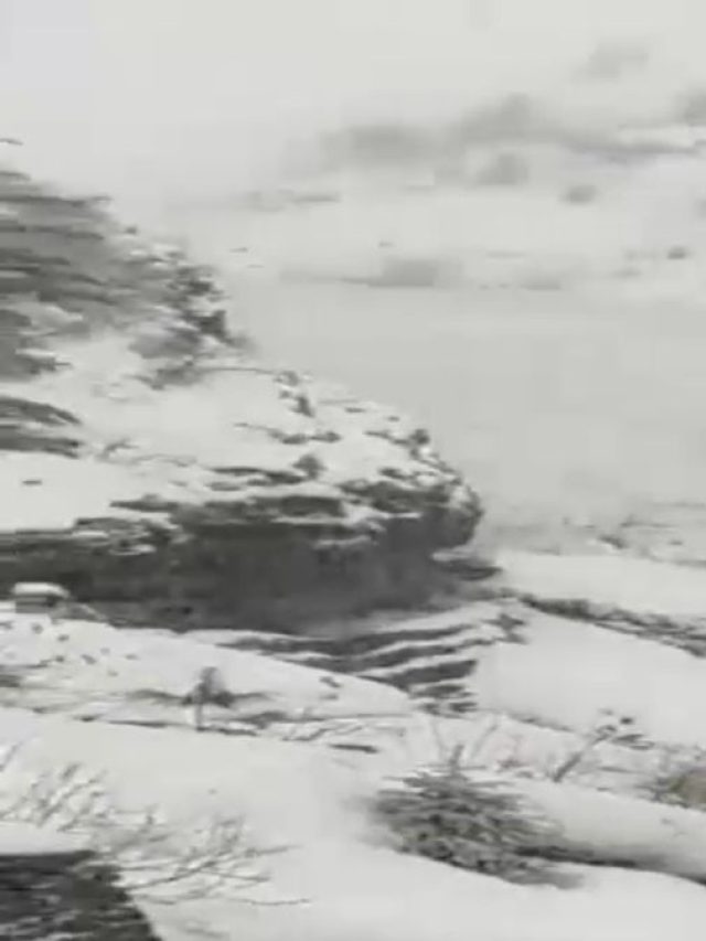 गांव में अचानक गिरा हिमखंड, बहने लगा बर्फ का दरिया, देखें Video