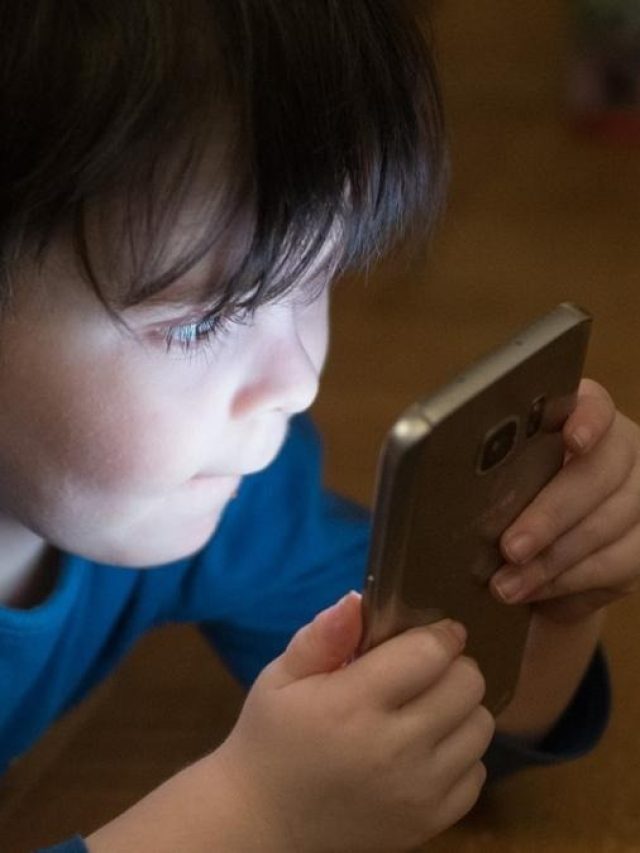 মোবাইলে গুঁজে থাকে বাচ্চারা? ফোনের নেশা ছাড়ান সহজেই, রইল নিনজা উপায়