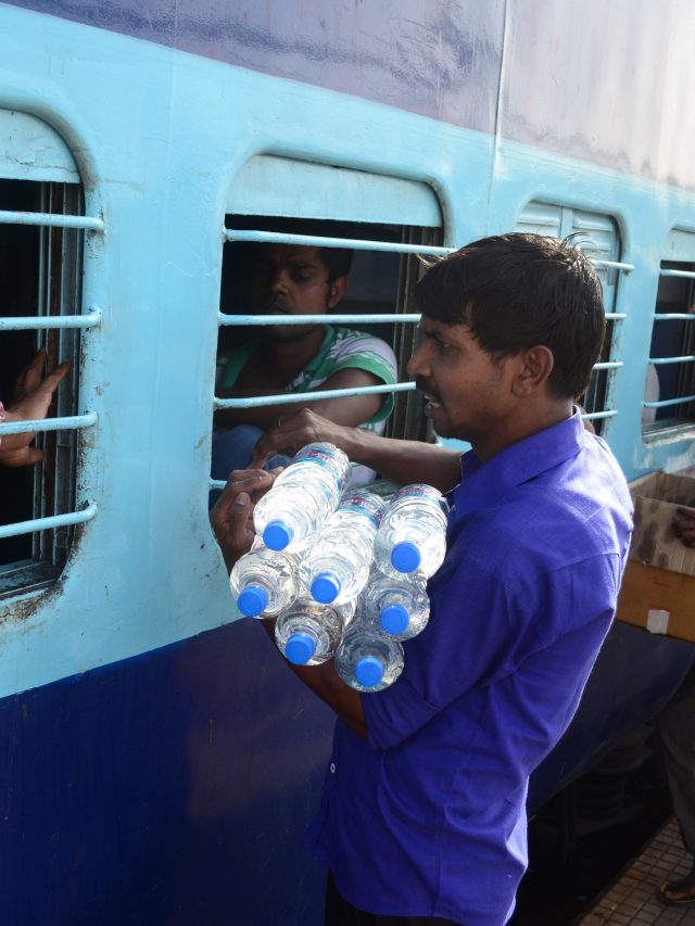 IRCTC वेंडर्स को इतने में मिलती है 15 रुपये वाली पानी की 1 बोतल?