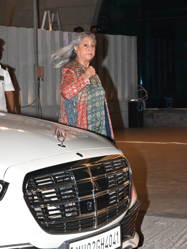 'आपकी कृपा है' पैपराजी से मुस्कुराकर बोलीं जया बच्चन, यूजर्स बोले- मूड ठीक है