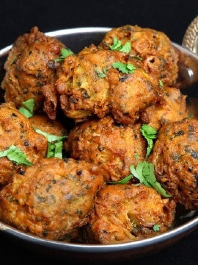 পিঁয়াজি খাবেন কেন? তার চেয়ে সুস্বাদু আর স্বাস্থ্যকর পকোড়ার সহজ রেসিপি