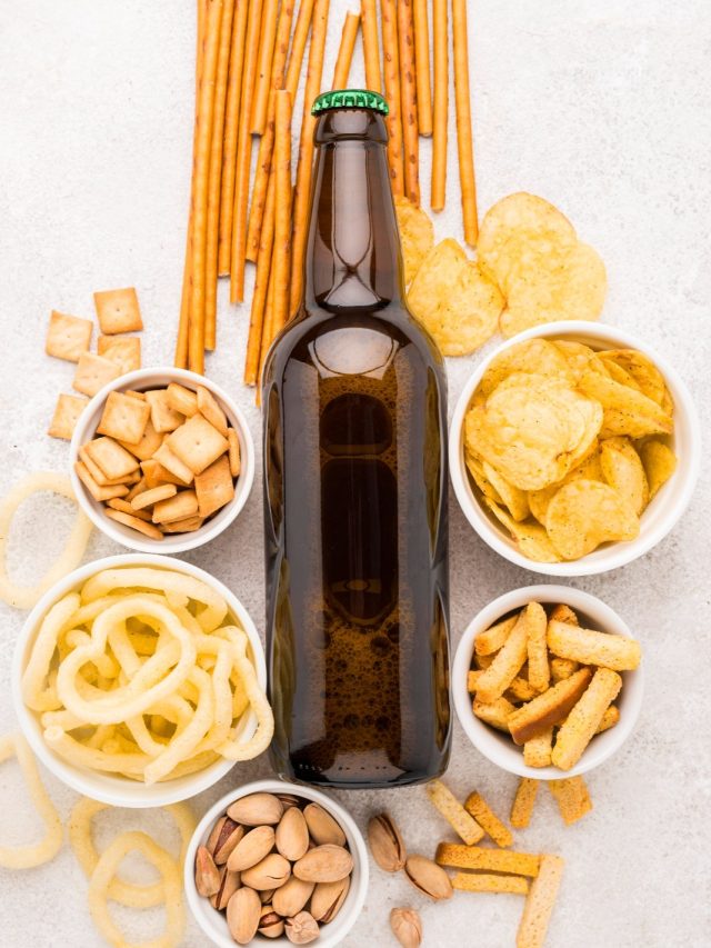 बिना चखने के नामुमकिन है पीना! जानिए कब और कैसे शराब के साथी बने स्नैक्स