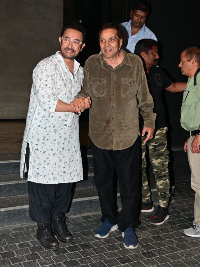 जुनैद की फिल्म देखने पहुंचे धर्मेंद्र-रेखा, आमिर ने पैर छूकर लिया आशीर्वाद, फैंस खुश