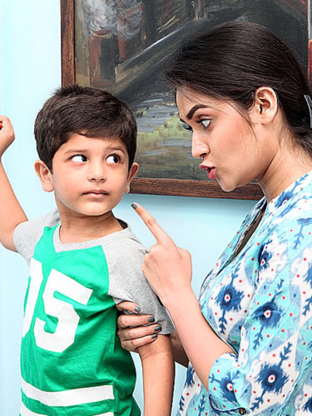 সন্তানকে অন্যের সামনেই বকা-ঝকা, ভবিষ্যত নষ্ট করছেন নিজেই