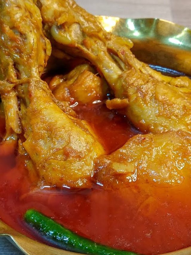 গরম ভাতে ঝাল ঝাল চিকেন, মুরগীর লাল ঝোলের রেসিপিটা কী?