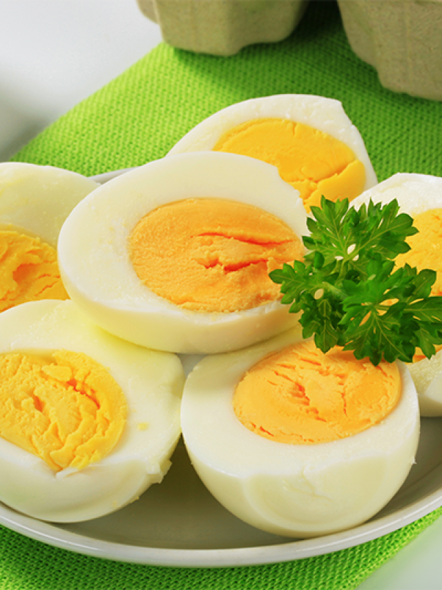 ছিঁটেফোটা জল লাগবে না, তোয়ালেতেই সেদ্ধ হবে ডিম; আজব টেকনিক