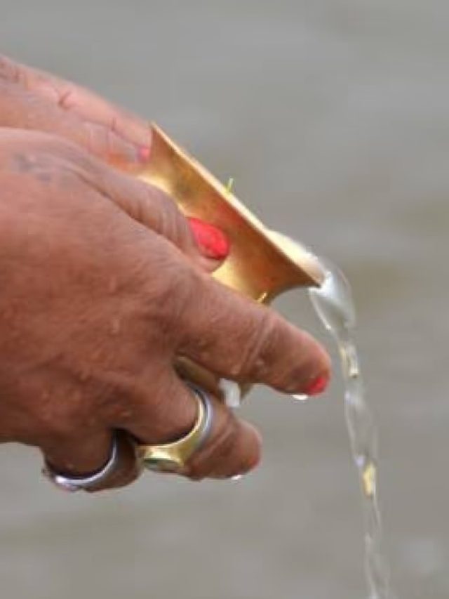 বাড়িতে ভুলেও এখানে রাখবেন না গঙ্গাজল, জীবন বরবাদ হয়ে যাবে