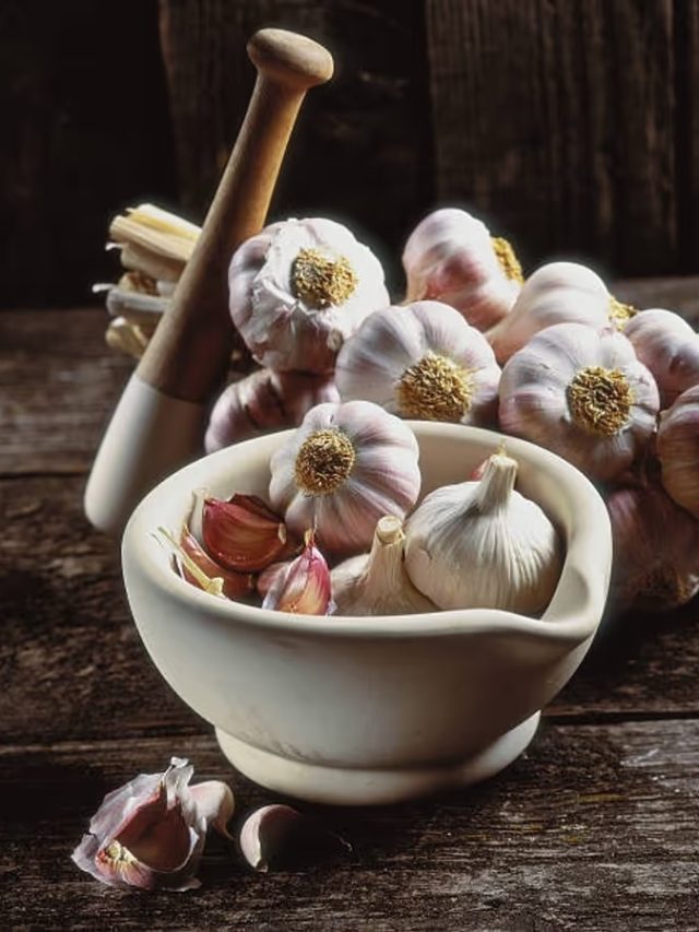 সকালে ঘুম থেকে উঠে খান কাঁচা রসুন, শরীরে এসব হবে