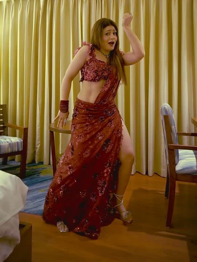 कभी बंद कमरे-कभी सड़क पर 'हरियाणा की शकीरा' ने किया डांस, हीरोइन से कम नहीं ठाठ