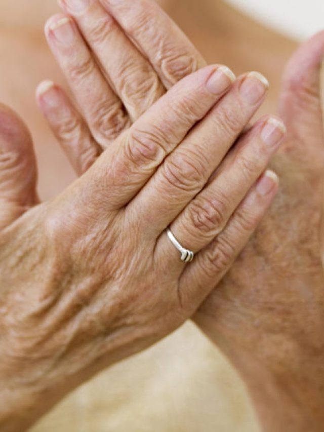 ২৫-এই হাত যেন ৬০ বছরের, ঘরোয়া যত্নে কুঁচকে যাওয়া চামড়া হবে টানটান