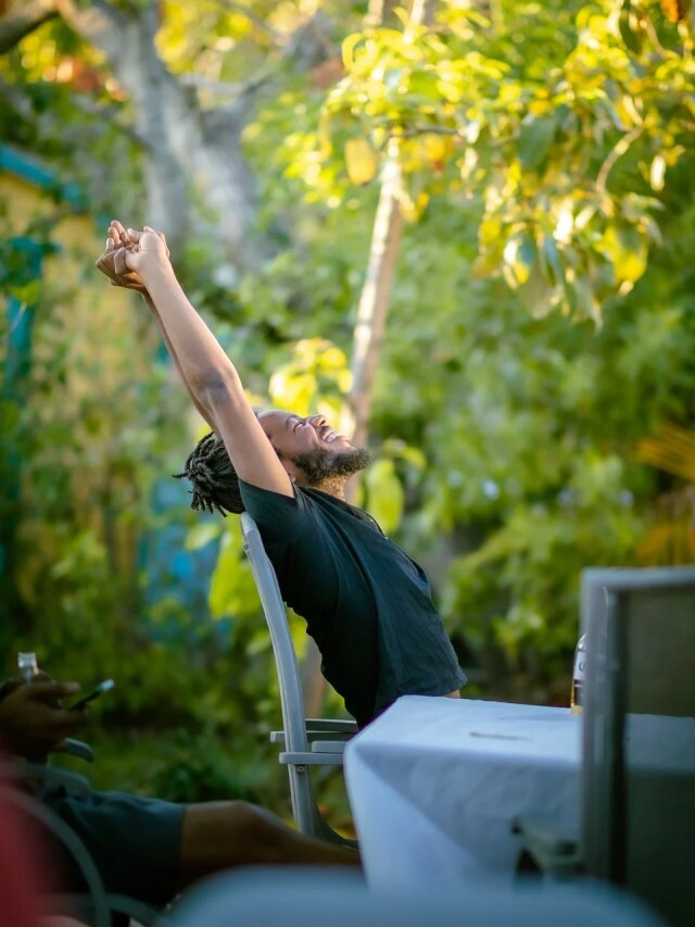 जीवन में अच्छे दिन आने से पहले तुलसी देती है ये संकेत, गरीब भी हो जाता है मालामाल