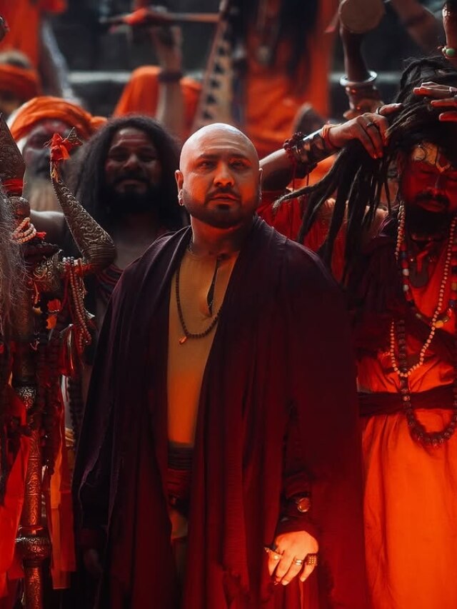 माथे पर तिलक-साधुओं से घिरा दिखा सिंगर, बन गया जोगी? बोला- क्रांति आने वाली है...