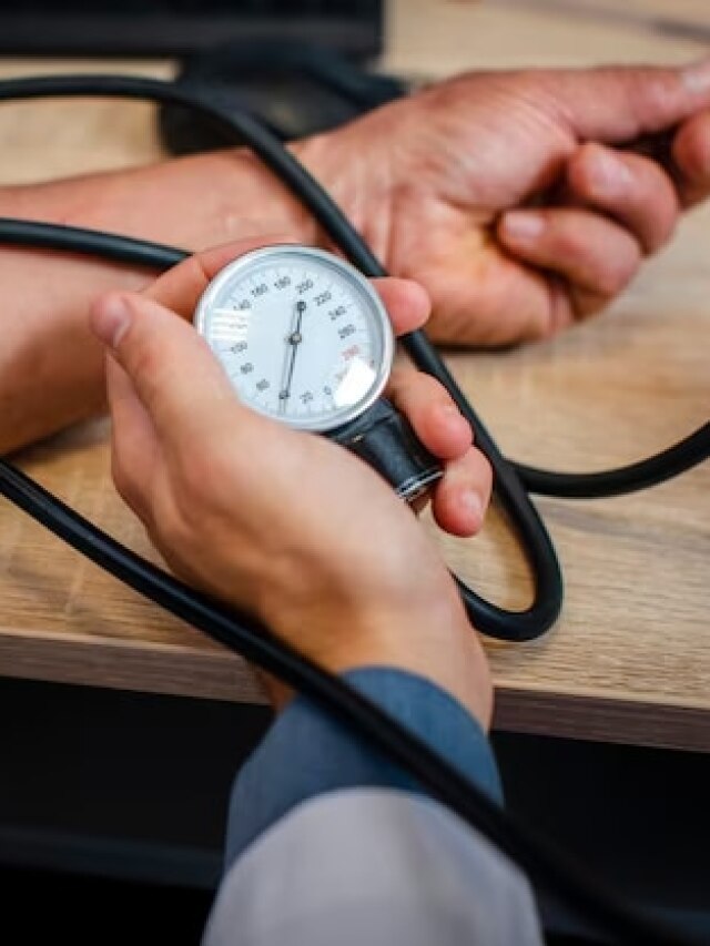 बार-बार होती है लो BP की दिक्कत, आचार्य बालकृष्ण ने बताया नॉर्मल करने का अचूक उपाय