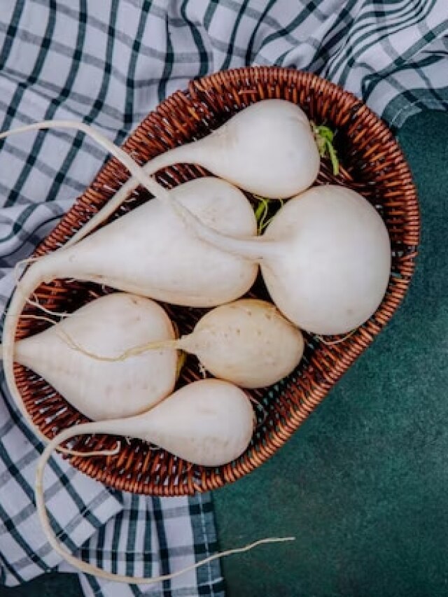 पराठा बनाते समय मूली का पानी फेंकने की ना करें गलती, फायदे उड़ा देंगे होश