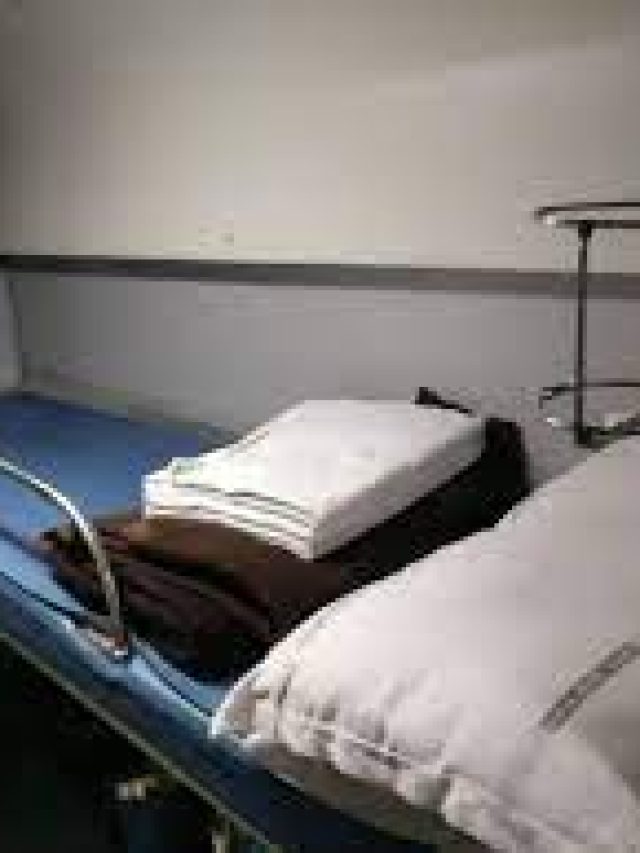 ট্রেনে দেওয়া চাদর-কম্বল-বালিশ চুরি করলে কী শাস্তি? জানাটা জরুরি