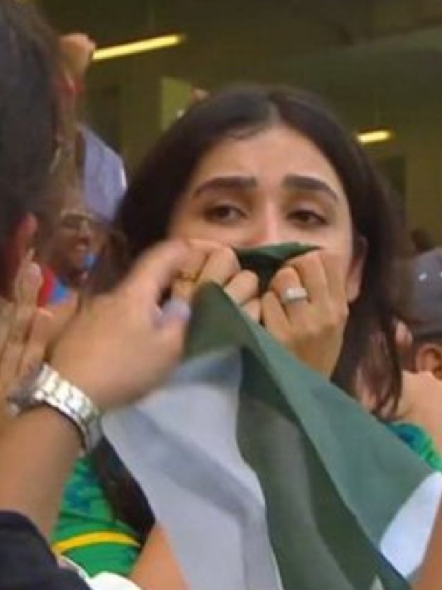 पाकिस्तानी फैन्स मायूस... छलके आंसू, भारत के खिलाफ मैच का VIDEO