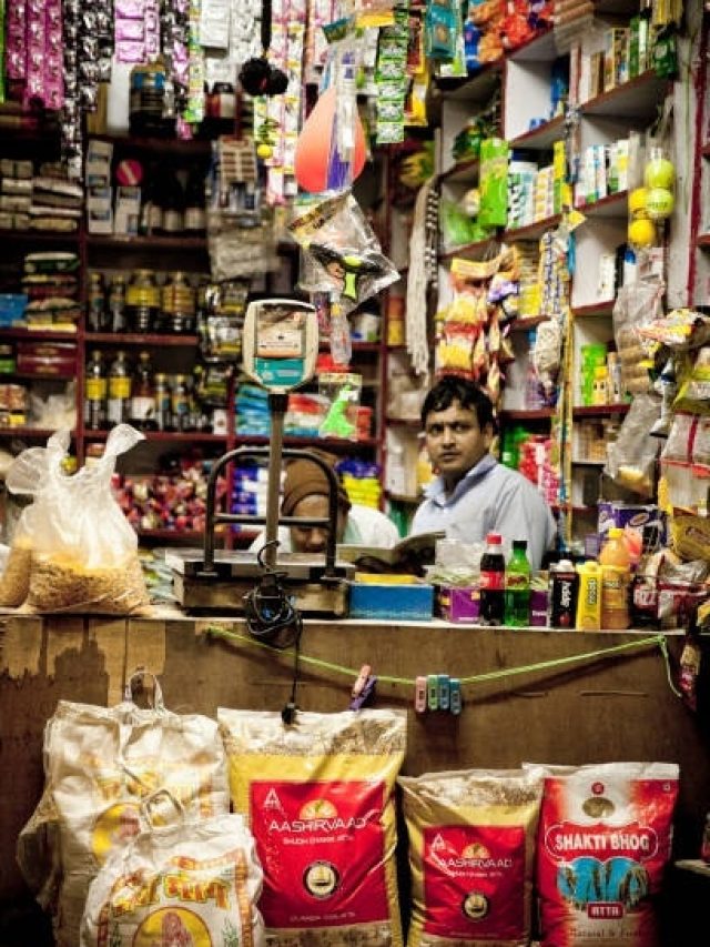 ग्राहक नहीं आ रहे तो दुकान की इस दिशा में रखें तिजोरी, बढ़ेगा मुनाफा