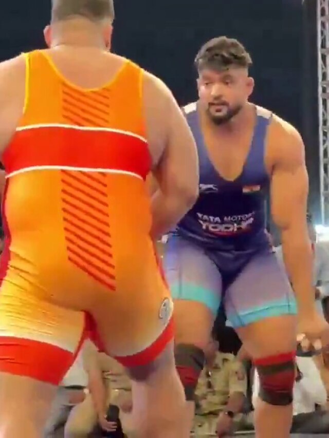 हार से बौखलाया पहलवान, रेफरी की कर दी पिटाई, पुलिस ने किया लाठीचार्ज, VIDEO