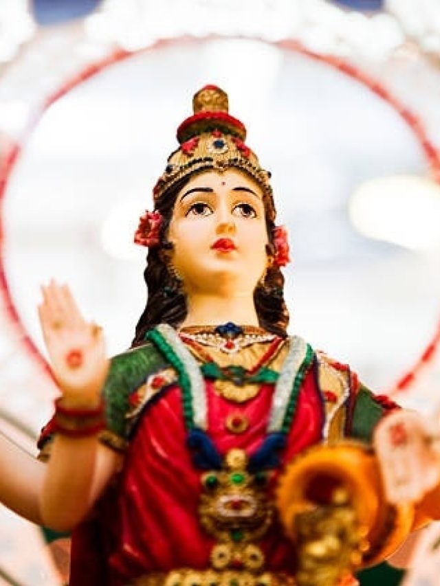 घर में गरीबी ला देगी मां लक्ष्मी की ऐसी तस्वीर, चली जाएगी बरकत