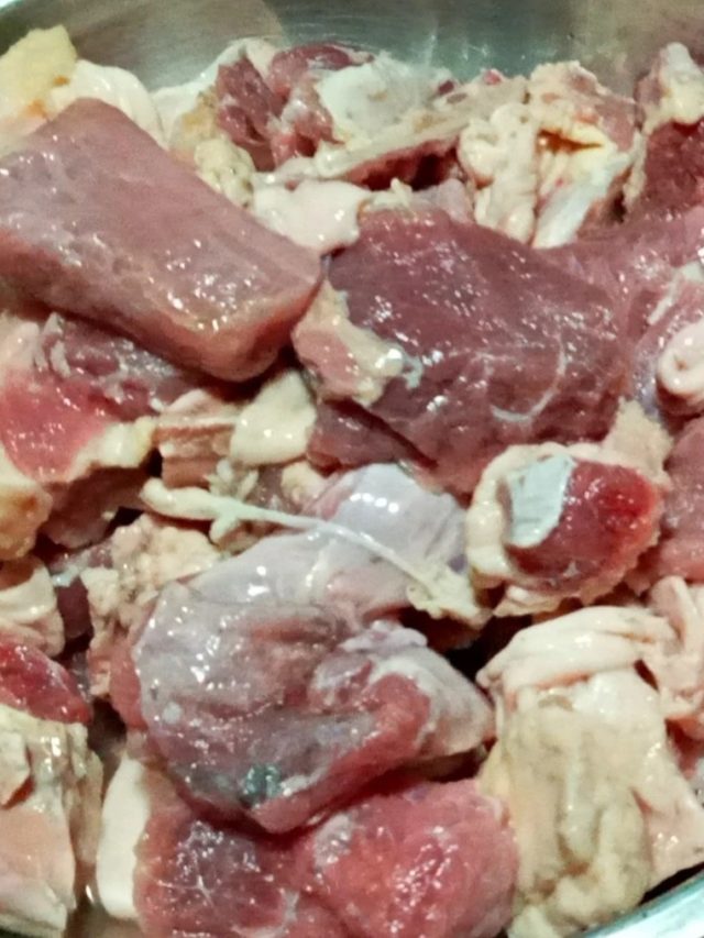 দেখে কীভাবে চিনবেন টাটকা খাসির মাংস?দোকানদারের টিপস