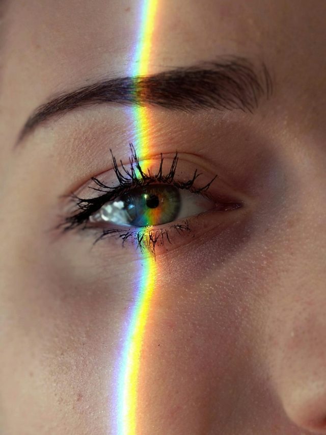 खूबसूरती की ऐसी सनक, इस देश के लोग क्यों चेंज करवा रहे हैं आंखों का कलर