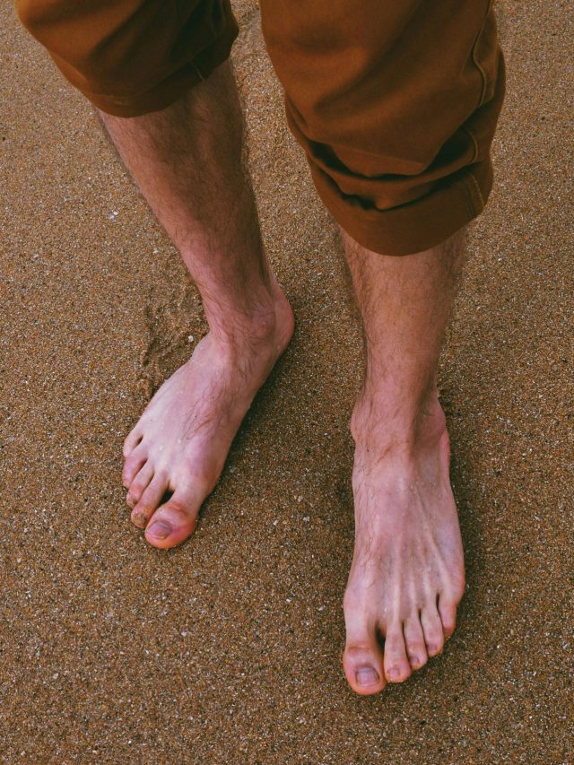 স্বামীর পা এমন হলে অর্থ-কাম সুখ পান স্ত্রীয়েরা, বলছে গবেষণা