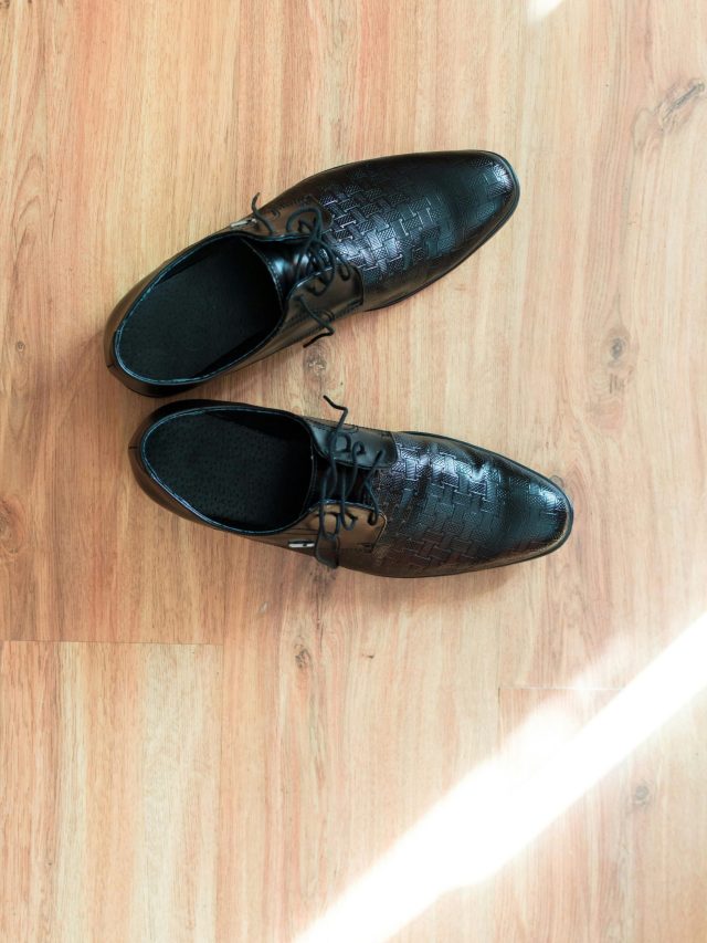 বিনা শু পালিশে কীভাবে চমকাবেন কালো জুতো? শিখুন ট্রিকস