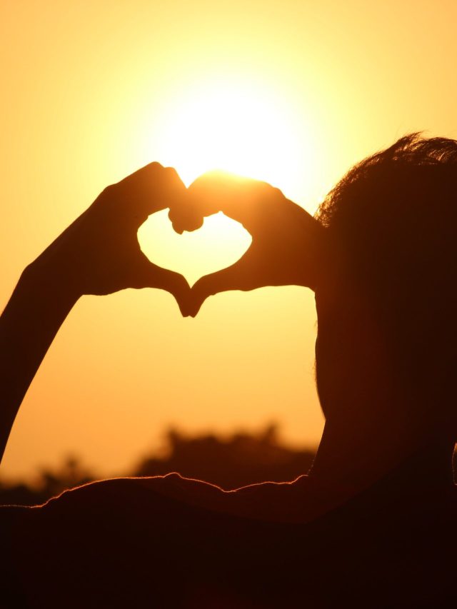 Chocolate Day Shayari: तेरे होते हुए मंजर को हसीं रहना है... पढ़ें खूबसूरत शेर