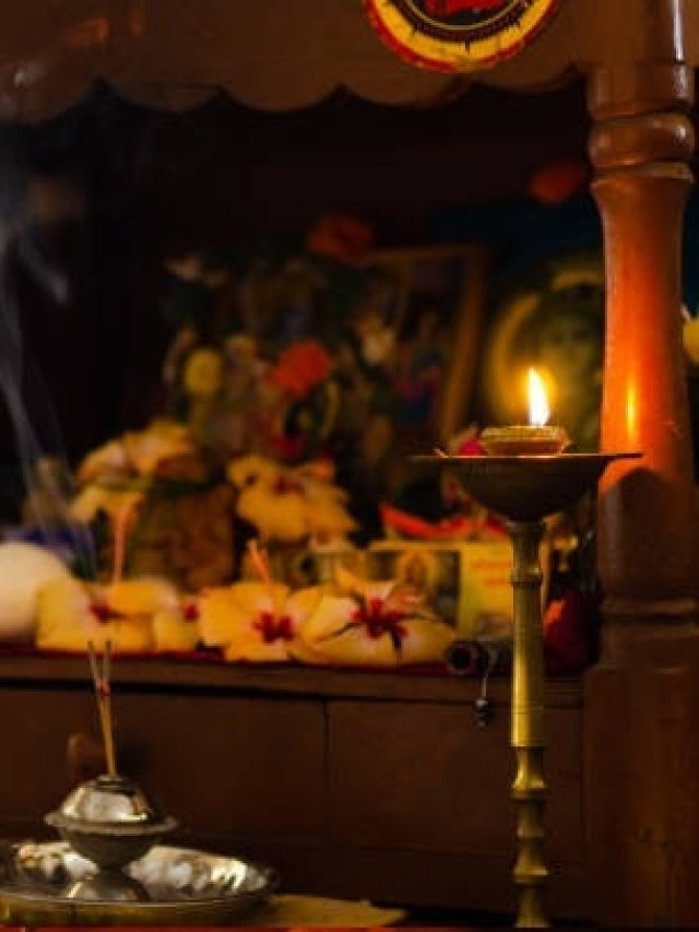 घर में कभी न करें मंदिर से जुड़ी ये गलती, हाथ में नहीं टिकेगा पैसा