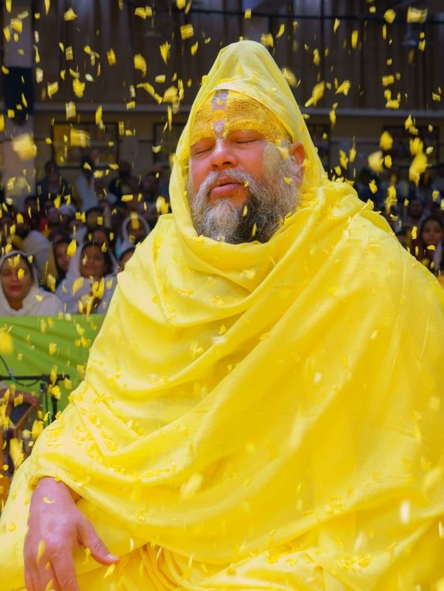 प्रेम क्या है, किसी को याद करना या किसी के बारे में सोचना? प्रेमानंद महाराज ने बताया