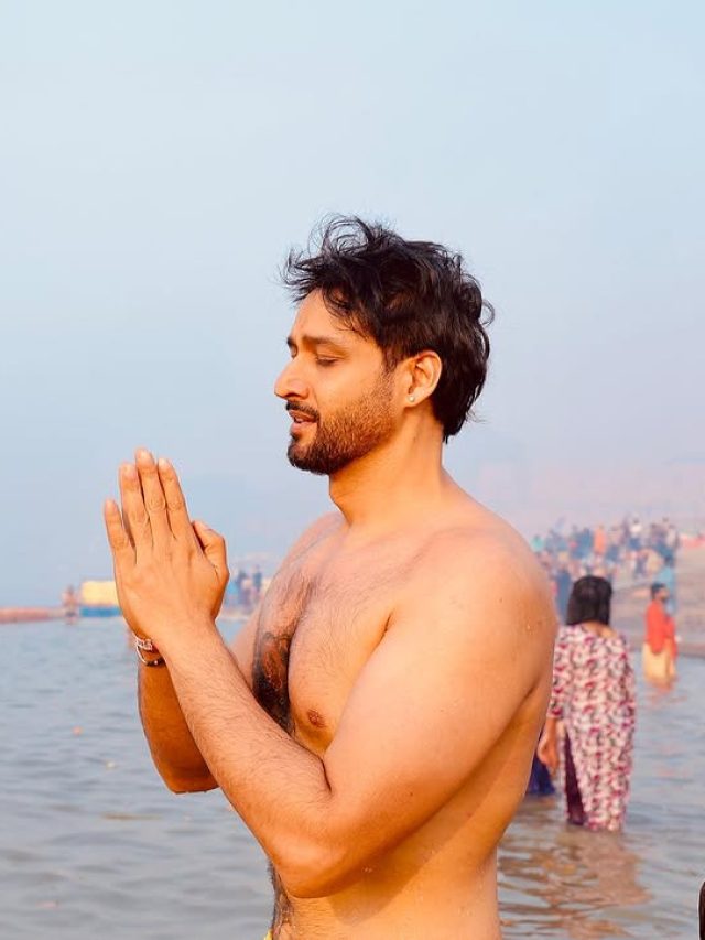 'TV के श्री कृष्ण' पहुंचे महाकुंभ, संगम में लगाई डुबकी, बोले- जो यहां आया, वही...