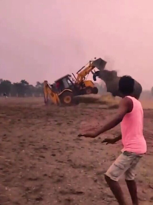 'आ देखें जरा किसमें कितना है दम...', जब JCB और हाथी के बीच हुआ मुकाबला! Video