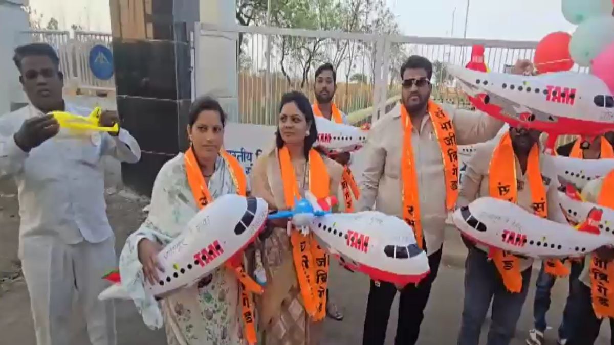 एयरपोर्ट के सामने उड़ते दिखे प्लास्टिक के जहाज, क्या है कहानी