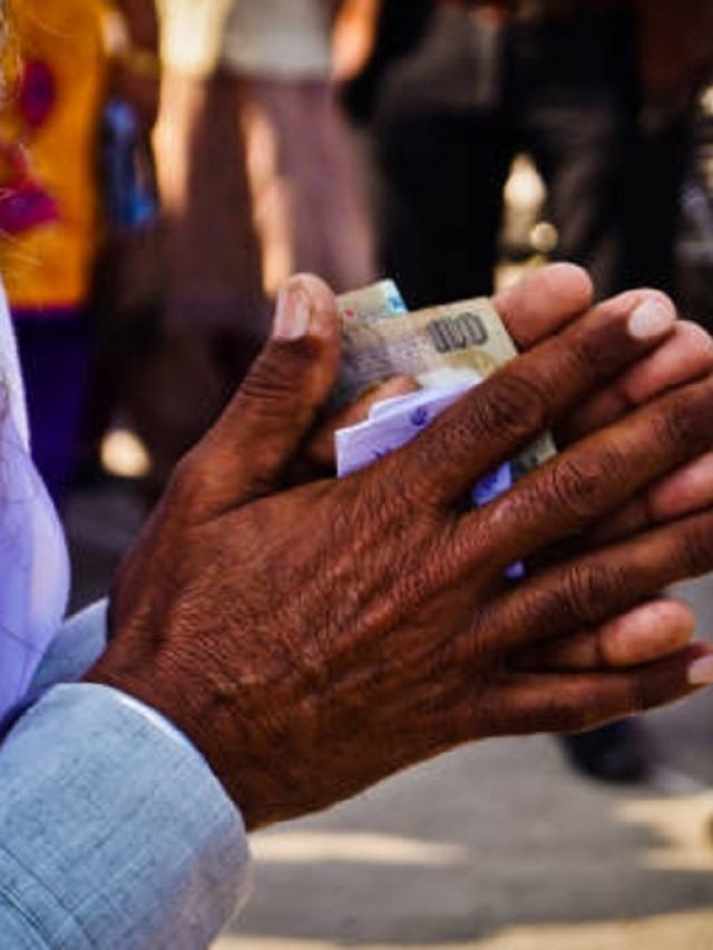 पैसों के साथ कभी न रखें ये 3 चीजें, कंगाल बनाकर छोड़ती हैं पीछे
