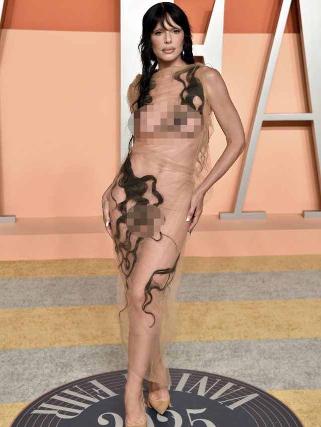 मॉडल ने पहना ऐसा गाउन, दिख रहा था आर-पार, बालों से खुद को ढका और मारी एंट्री