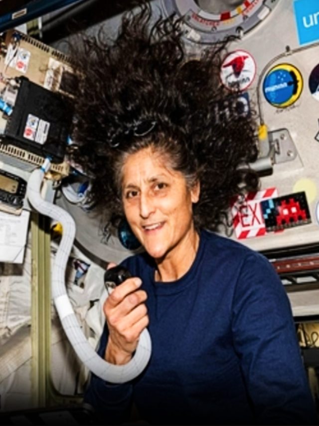 उड़ते हुए 'पानी' से सुनीता विलियम्स अंतरिक्ष में कैसे धोती हैं बाल? VIDEO