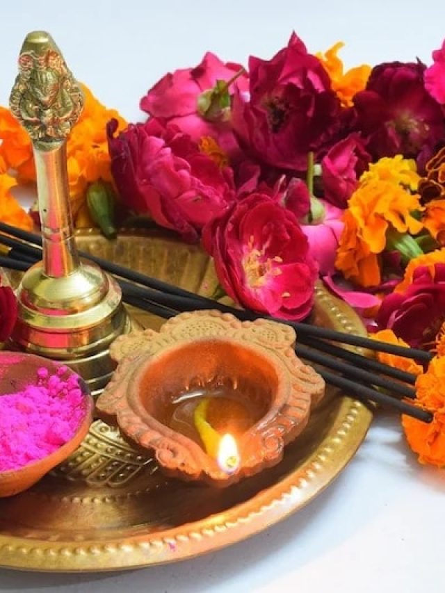 হিন্দু ধর্মে পুজোয় ফুল লাগে কেন?  আসল কারণ জেনে নিন