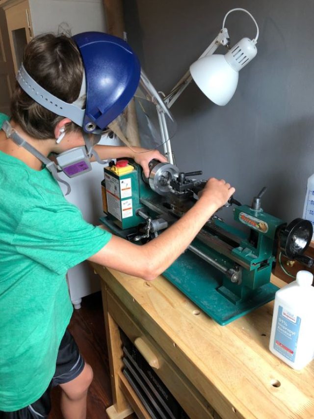 12 साल के बच्चे ने घर में बनाया न्यूक्लियर रिएक्टर, FBI ने मारा छापा!