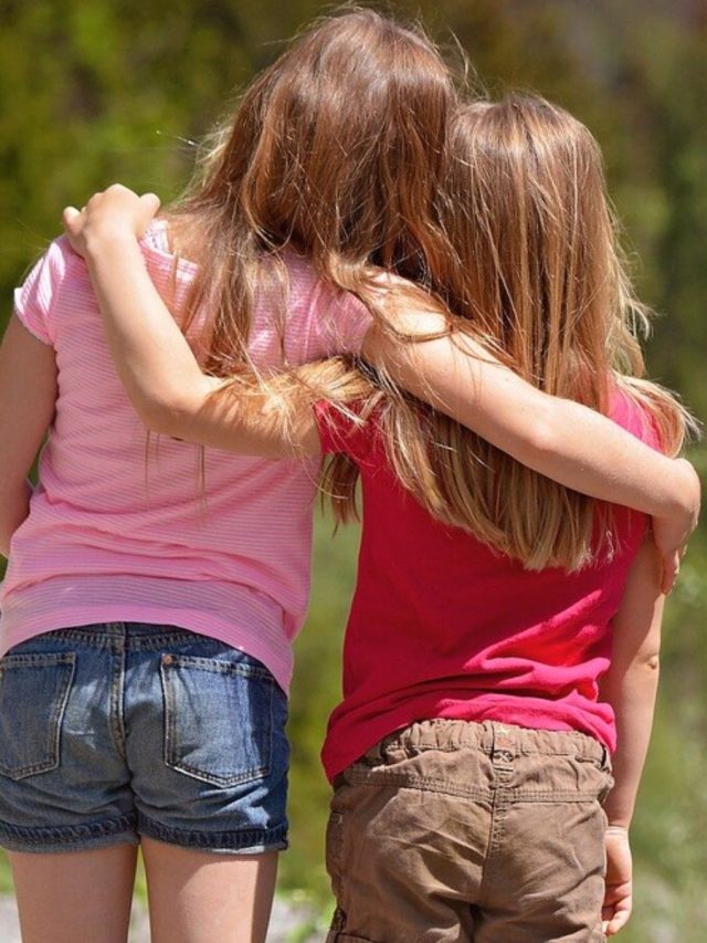 গলা জড়ালেই কেউ বন্ধু হয় না, আসল-নকল চিনুন ৫ সহজ পরীক্ষায়