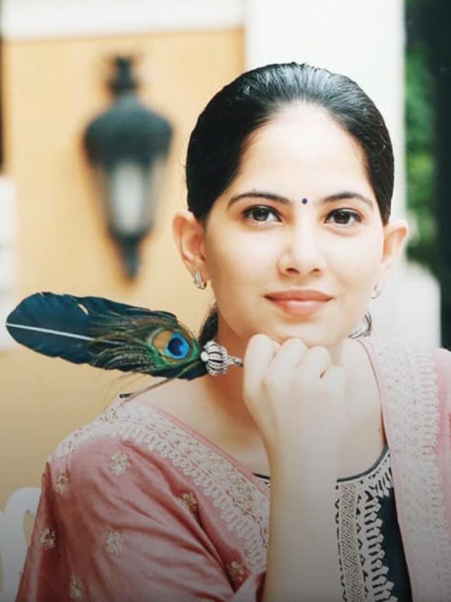 শত ভিড়েও নজর কাড়বেন আপনিই,পথ দেখালেন  জয়া কিশোরী