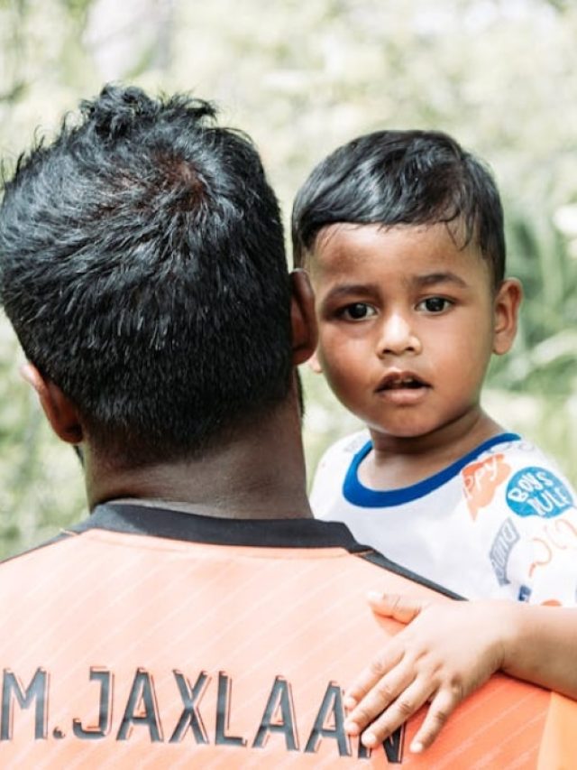 বাচ্চার জেদ সামলাতে হয়রান? বকাবকিতে না গিয়ে এই ৪ কাজ করুন