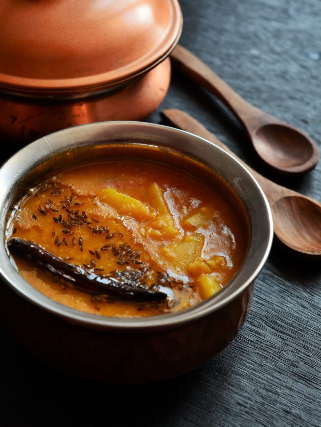 গরমে কাঁচা আম দিয়ে মজাদার টক ডাল, কী ফোড়ন দেবেন?