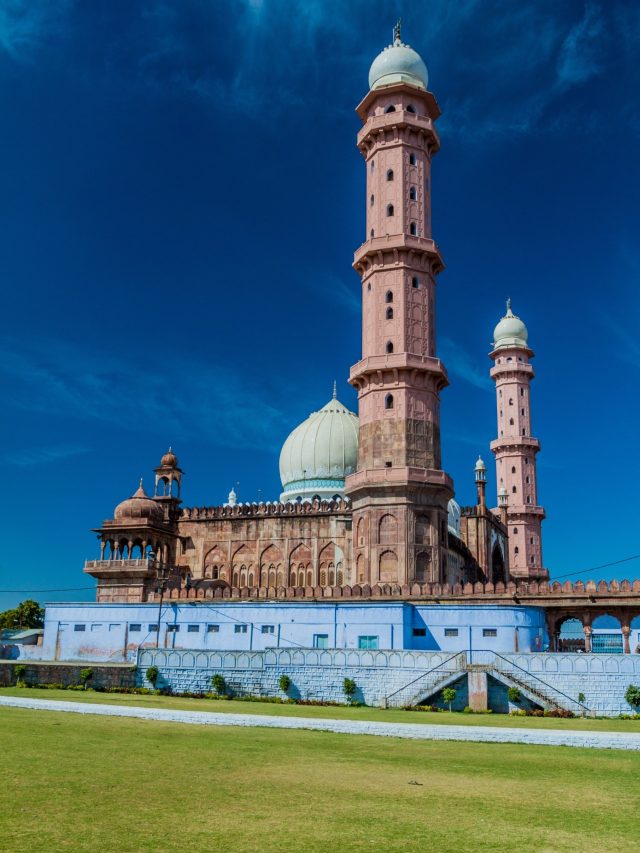 हैदराबाद या दिल्ली में नहीं, इस शहर में है भारत की सबसे बड़ी मस्जिद, देखें तस्वीरें