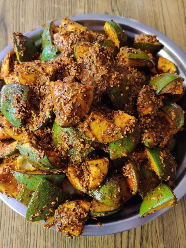 ঝাল মশলায় কাঁচা আমের তেল আচার, রোদে দেওয়ার ঝামেলা নেই; রেসিপি