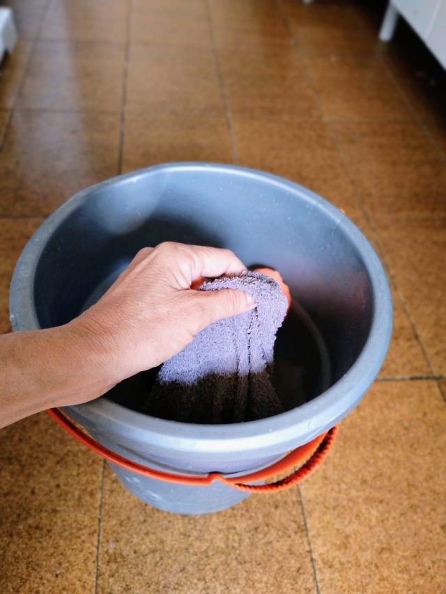 এই ধরনের কাপড়ে ঘরবাড়ি মুছছেন? সংসার ডুববে অর্থ কষ্টে