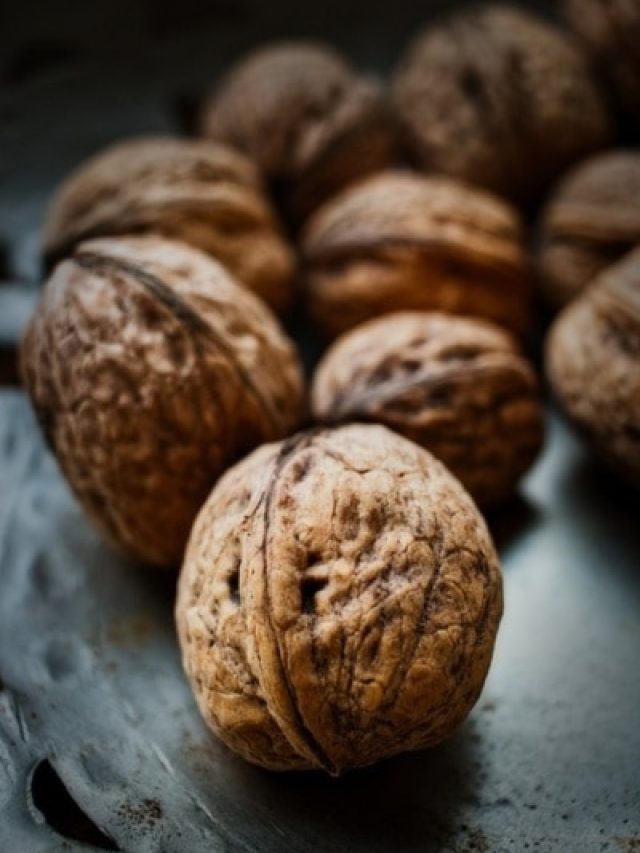 कच्चे या भिगोकर, गर्मियों में किस तरह खाने चाहिए अखरोट? जान लीजिए