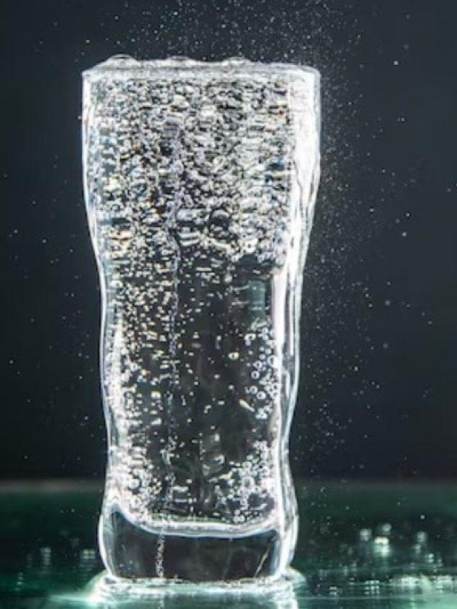 अपने रिस्क पर इन 5 फूड्स के साथ पिएं पानी, पड़ सकते हैं लेने के देने