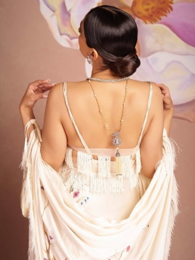 आगे की जगह पीछे नेकलेस पहन छा गईं कपूर खानदान की बेटी, खूबसूरती पर फिदा हुए लोग